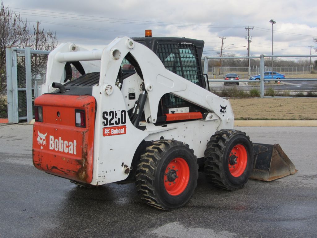 K1 Chargeuse compacte Bobcat S250 – 2010 – Image 1