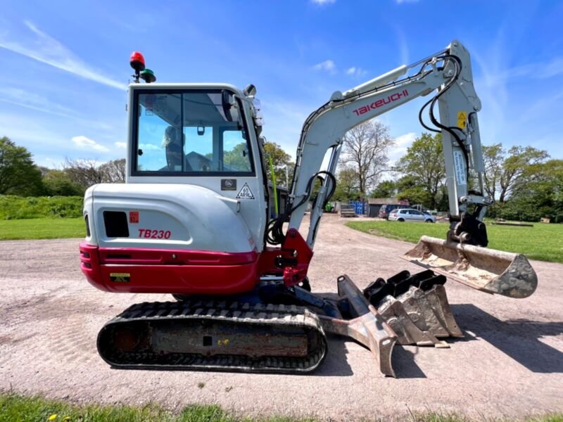 Takeuchi-TB230-001 Takeuchi TB230 (2018) – Mini Pelle 2,8T – 2916h – Entièrement Révisée – Image 1